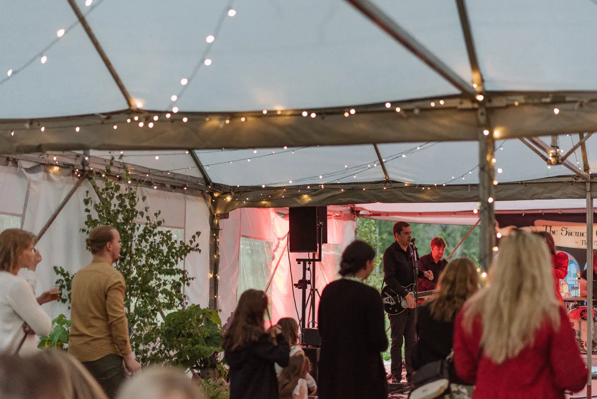 bröllopsfestival personligt bröllop hemma på gården