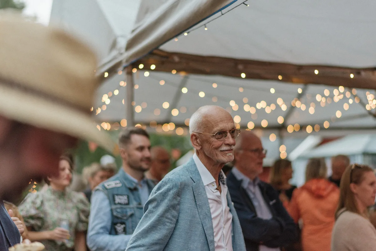 bröllopsfestival personligt bröllop hemma på gården