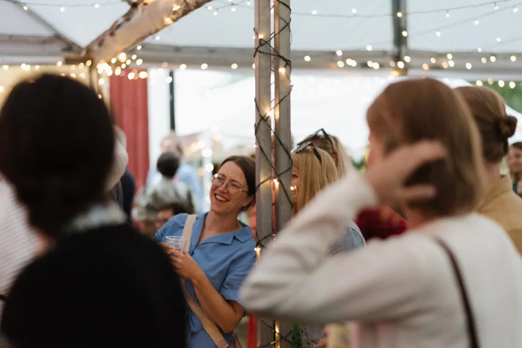bröllopsfestival personligt bröllop hemma på gården