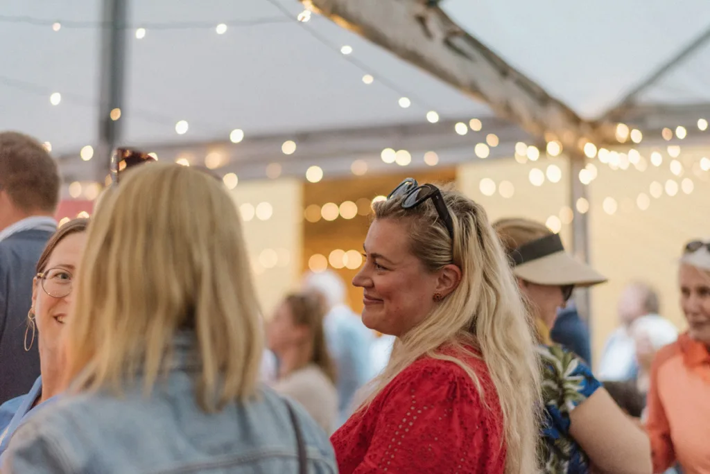 bröllopsfestival personligt bröllop hemma på gården