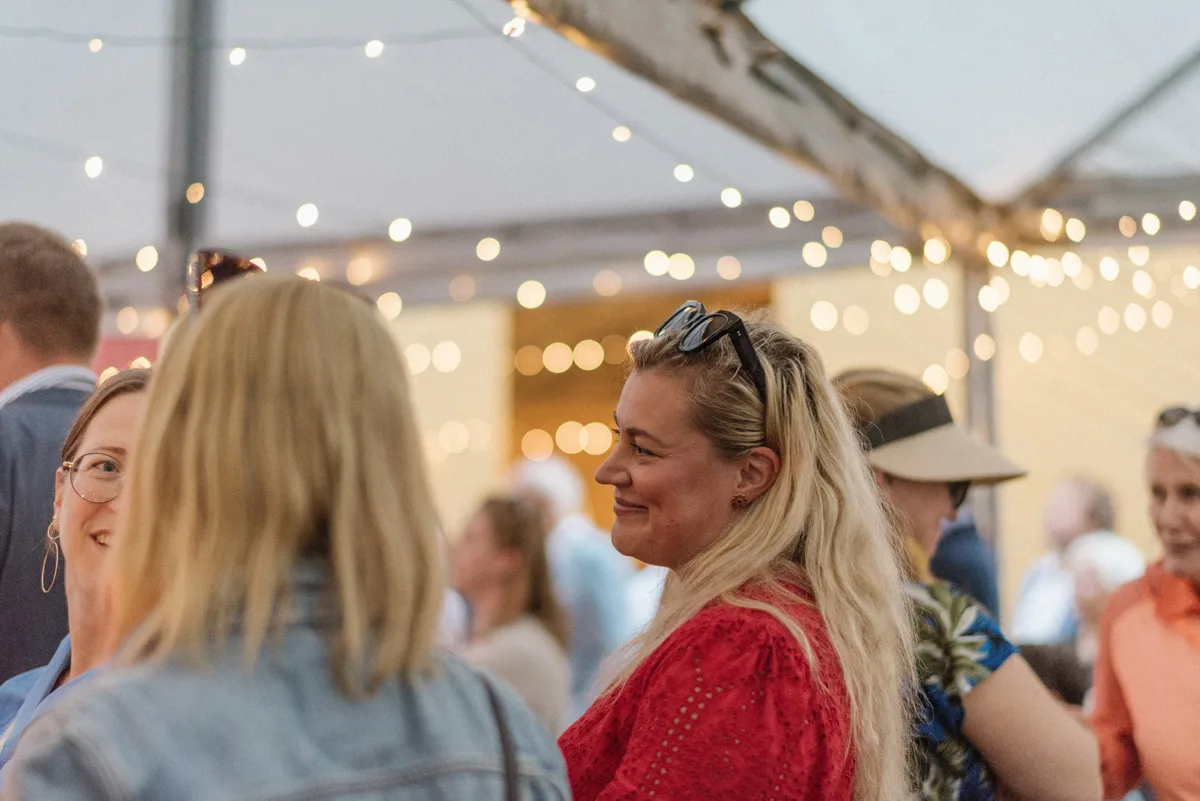 bröllopsfestival personligt bröllop hemma på gården