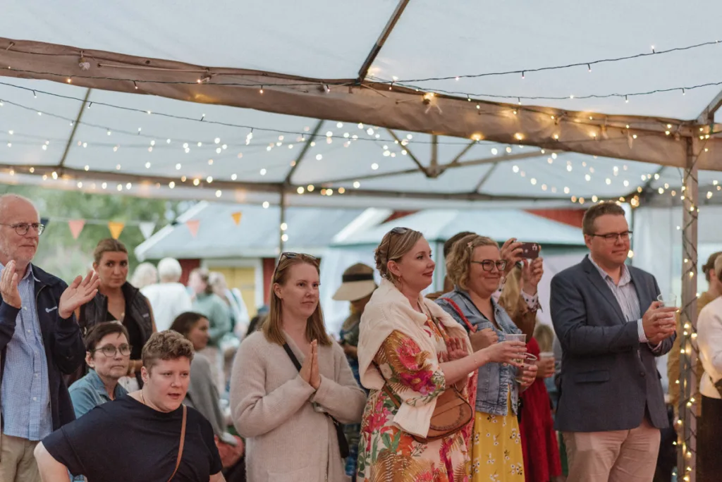 bröllopsfestival personligt bröllop hemma på gården