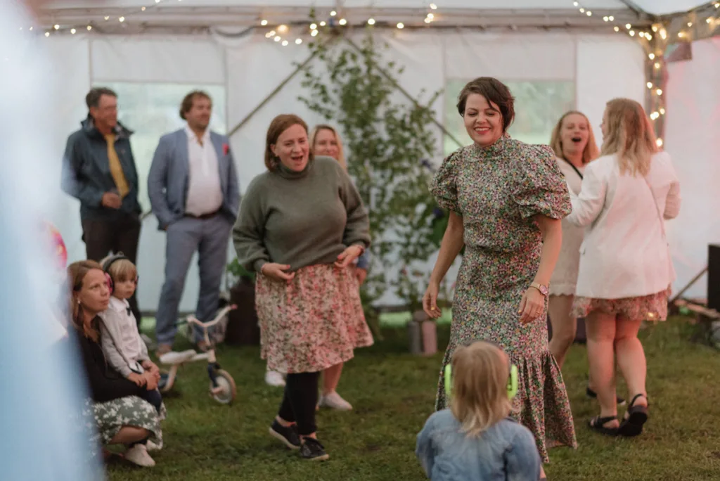 bröllopsfestival personligt bröllop hemma på gården
