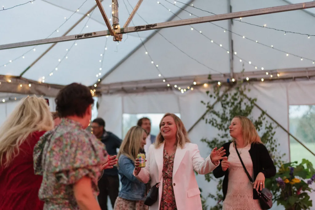 bröllopsfestival personligt bröllop hemma på gården