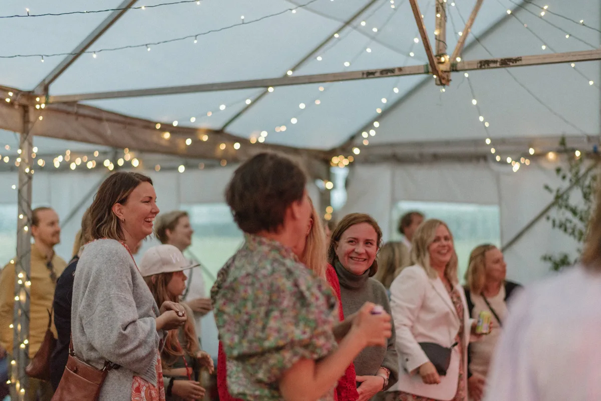 bröllopsfestival personligt bröllop hemma på gården