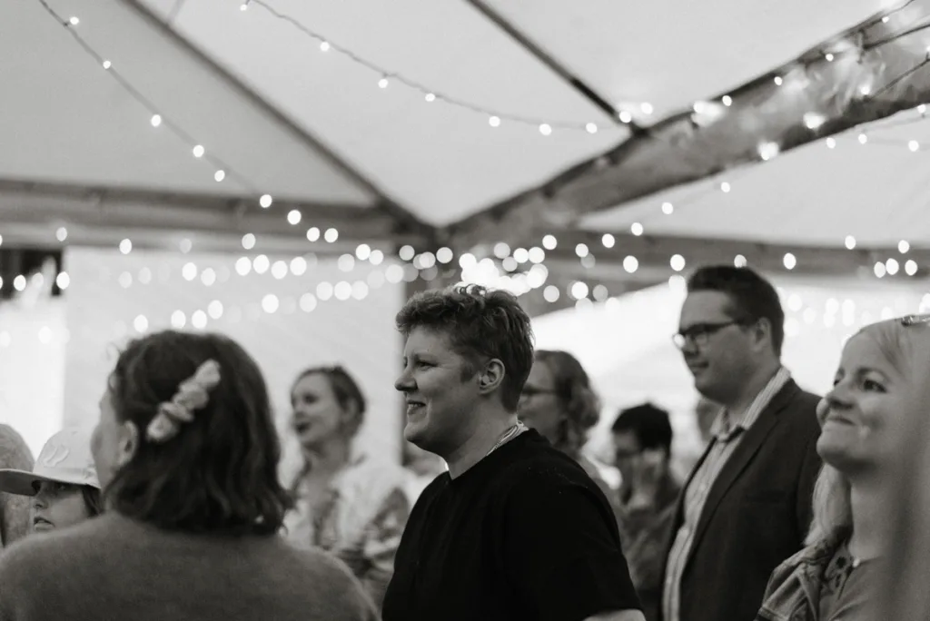 bröllopsfestival personligt bröllop hemma på gården