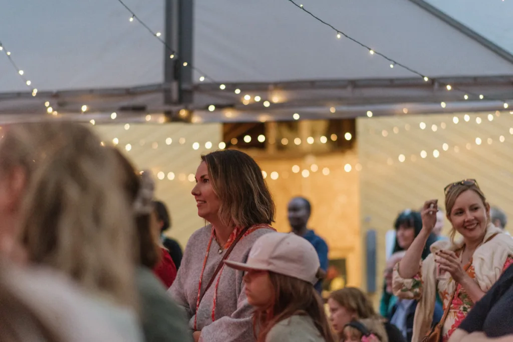bröllopsfestival personligt bröllop hemma på gården