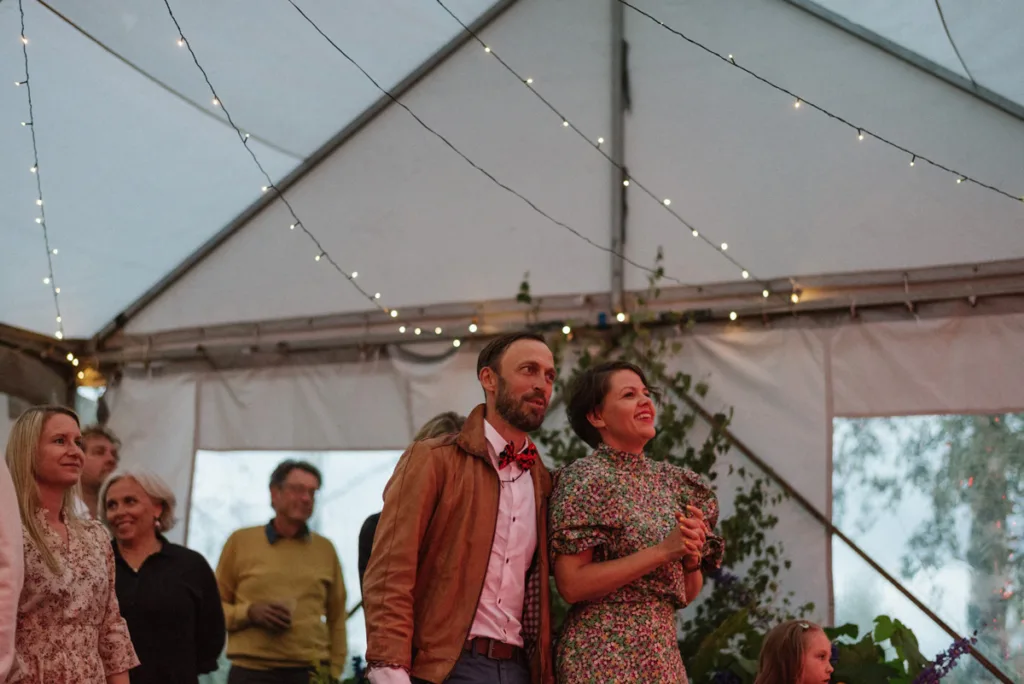 bröllopsfestival personligt bröllop hemma på gården