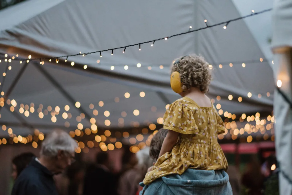 bröllopsfestival personligt bröllop hemma på gården