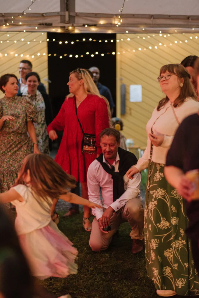 bröllopsfestival personligt bröllop hemma på gården