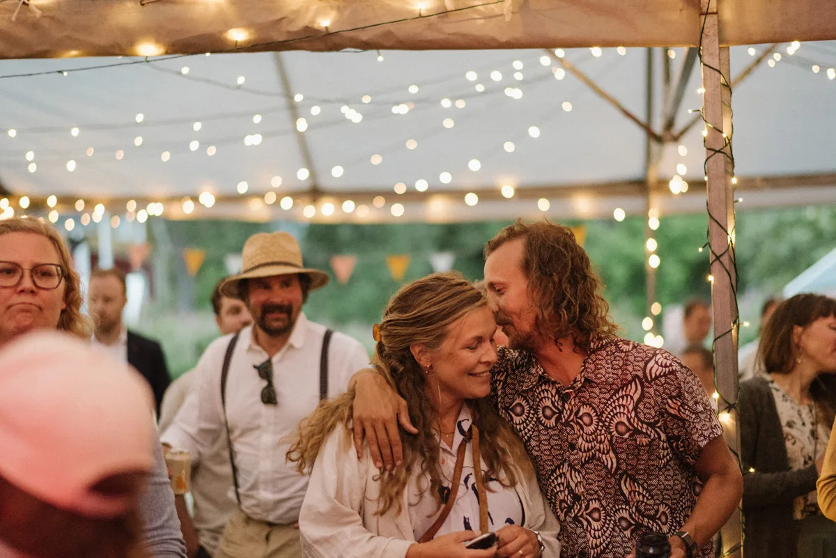 bröllopsfestival personligt bröllop hemma på gården