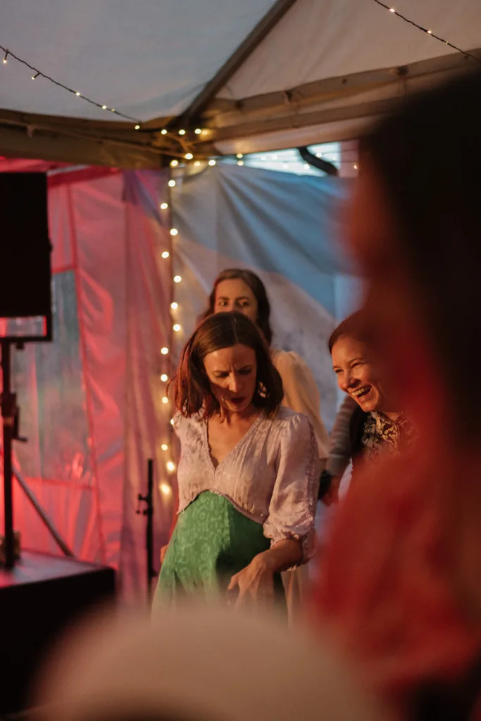 bröllopsfestival personligt bröllop hemma på gården