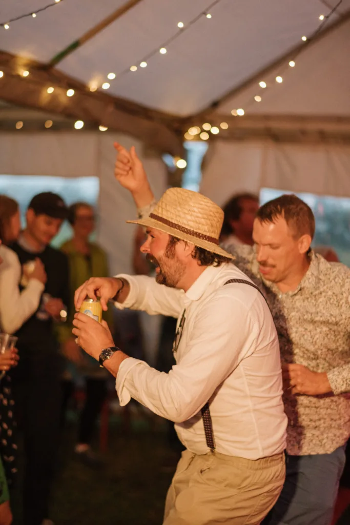 bröllopsfestival personligt bröllop hemma på gården