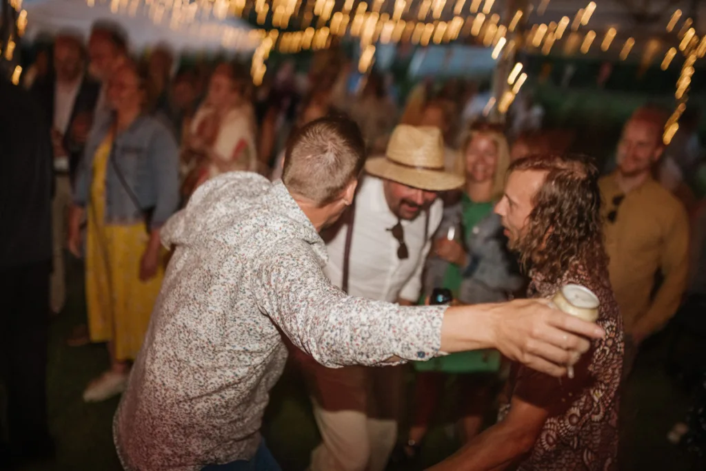 bröllopsfestival personligt bröllop hemma på gården