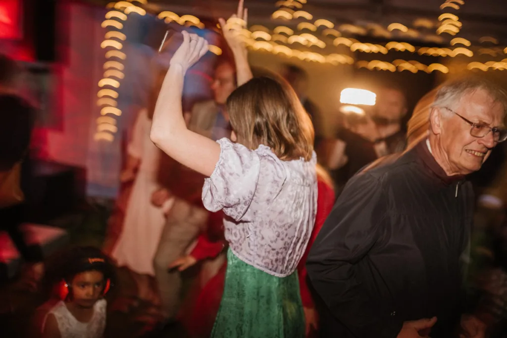 bröllopsfestival personligt bröllop hemma på gården