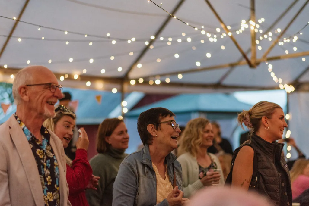 bröllopsfestival personligt bröllop hemma på gården