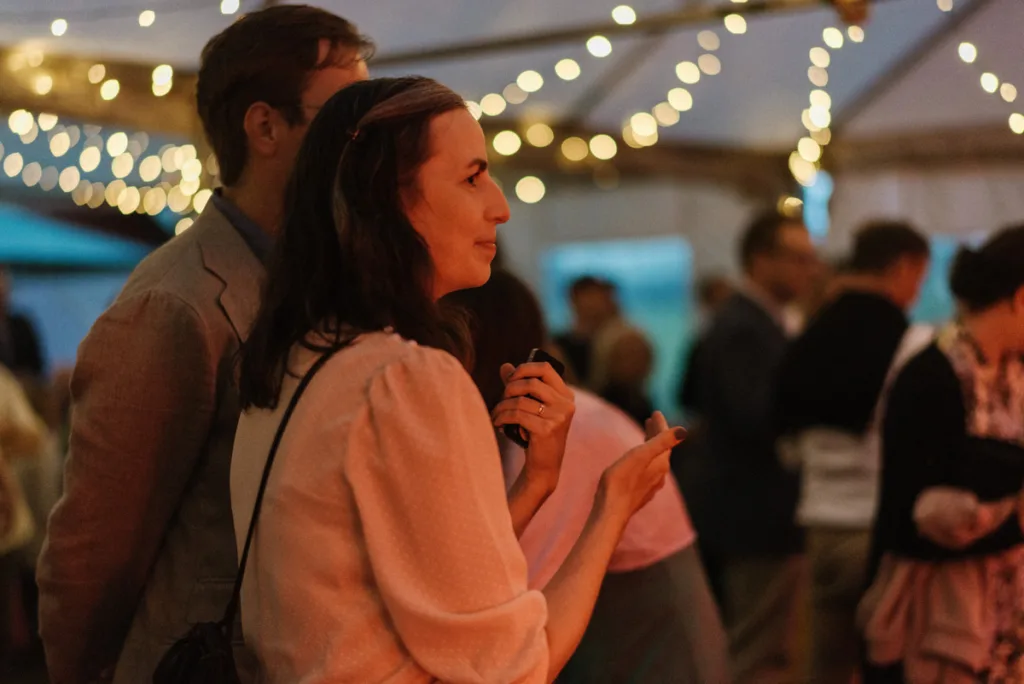 bröllopsfestival personligt bröllop hemma på gården