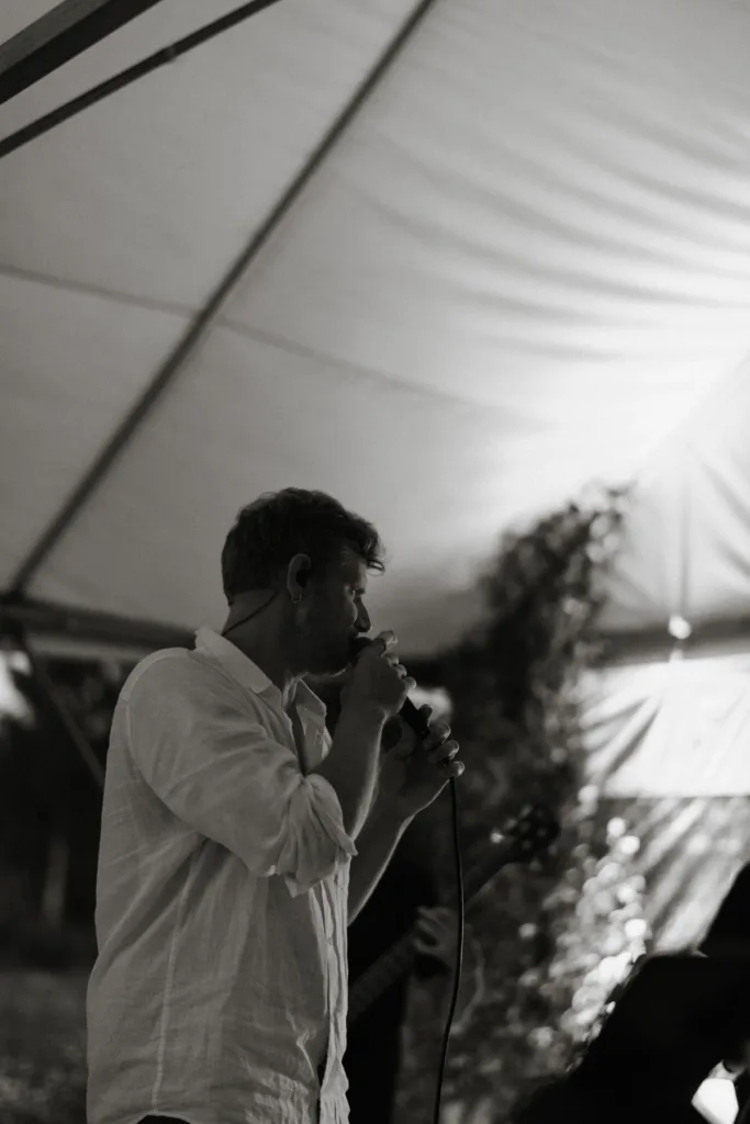 bröllopsfestival personligt bröllop hemma på gården