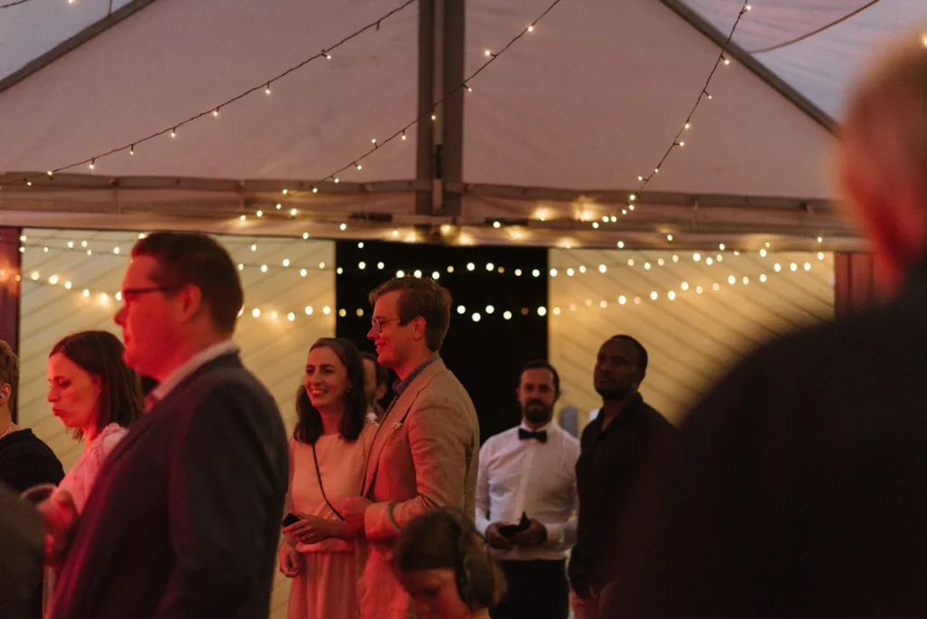 bröllopsfestival personligt bröllop hemma på gården