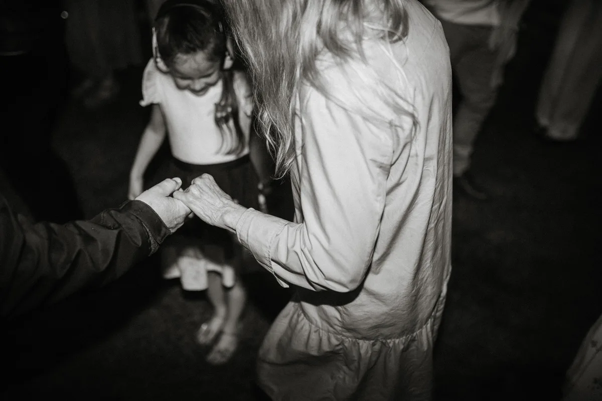 bröllopsfestival personligt bröllop hemma på gården