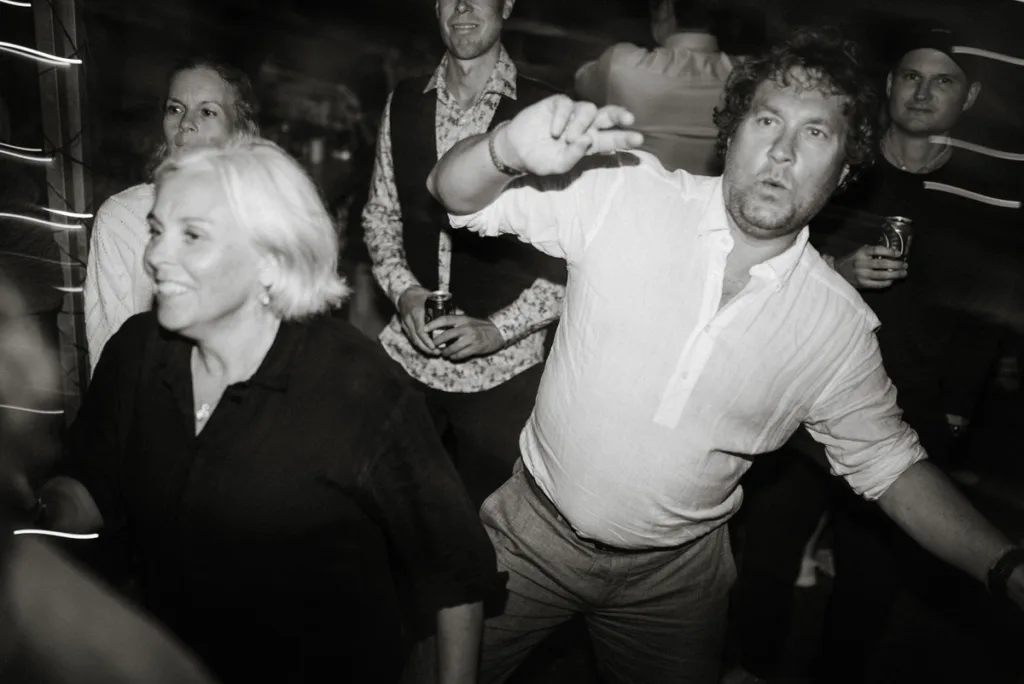 bröllopsfestival personligt bröllop hemma på gården