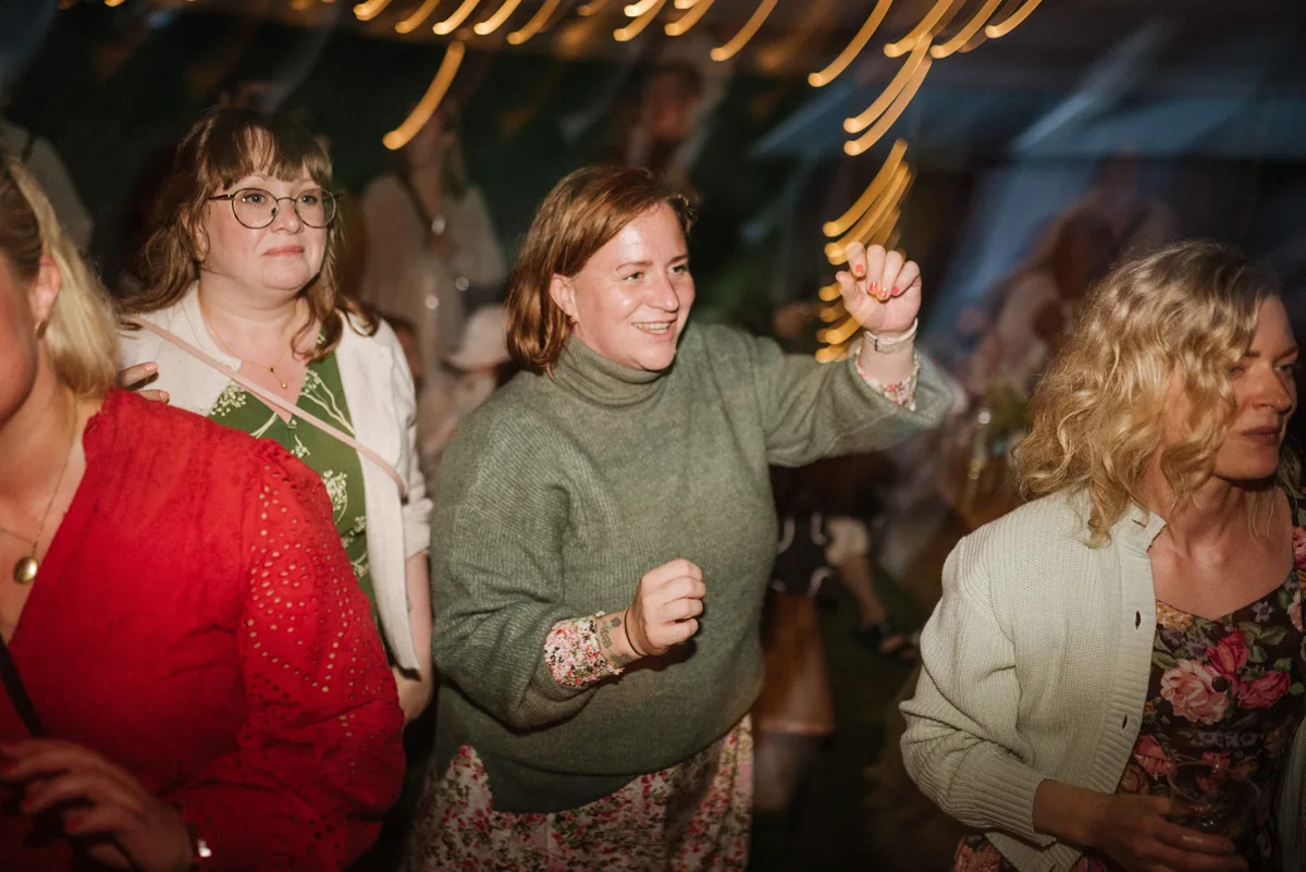 bröllopsfestival personligt bröllop hemma på gården