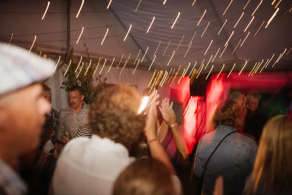 bröllopsfestival personligt bröllop hemma på gården