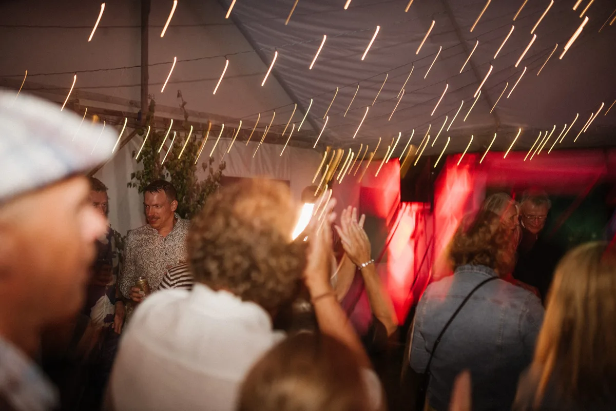 bröllopsfestival personligt bröllop hemma på gården