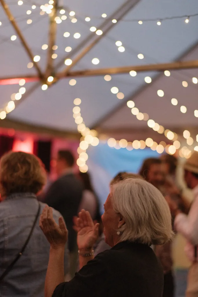 bröllopsfestival personligt bröllop hemma på gården