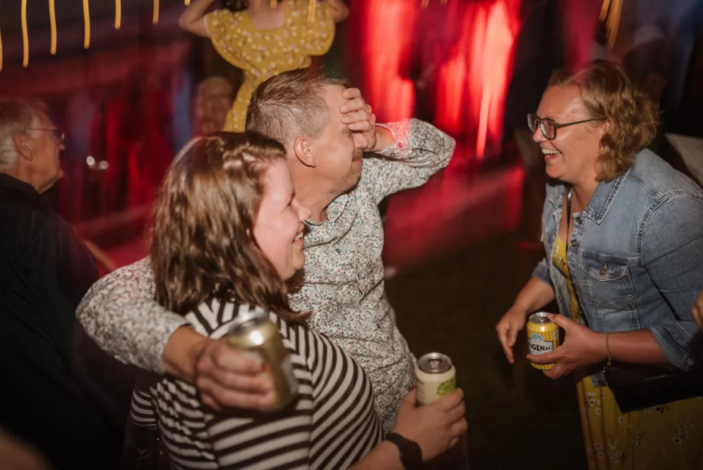 bröllopsfestival personligt bröllop hemma på gården
