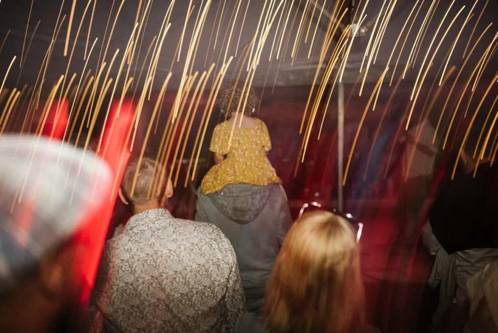 bröllopsfestival personligt bröllop hemma på gården