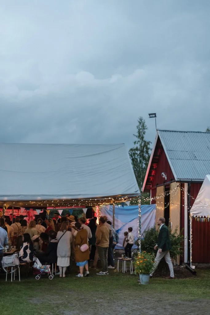 bröllopsfestival personligt bröllop hemma på gården