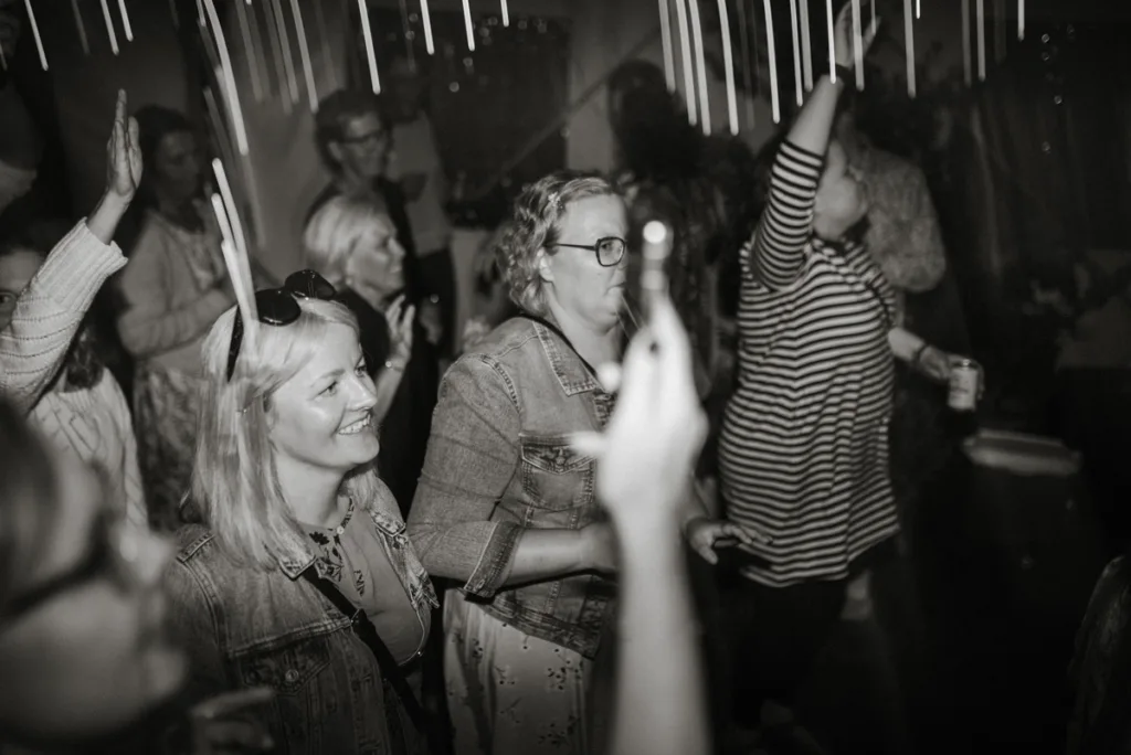 bröllopsfestival personligt bröllop hemma på gården