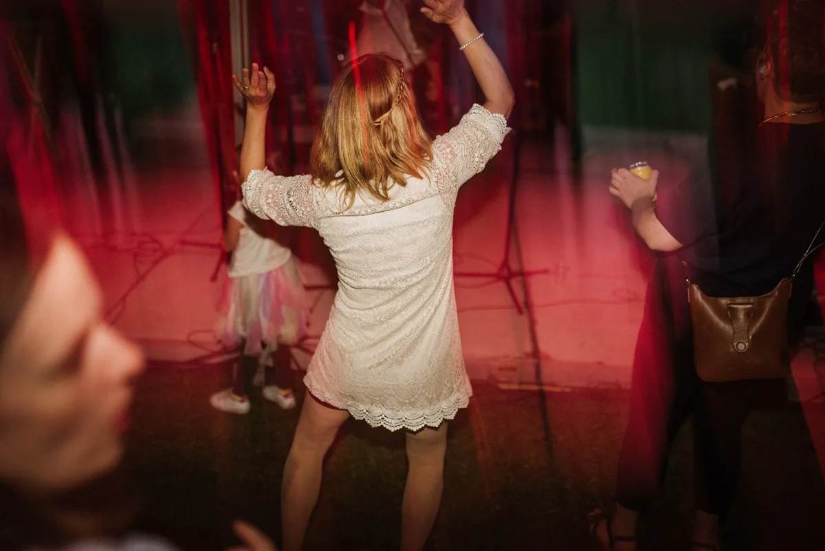 bröllopsfestival personligt bröllop hemma på gården