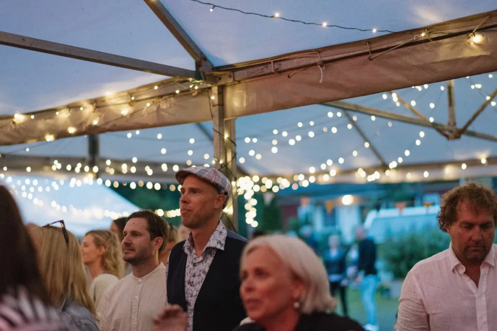 bröllopsfestival personligt bröllop hemma på gården