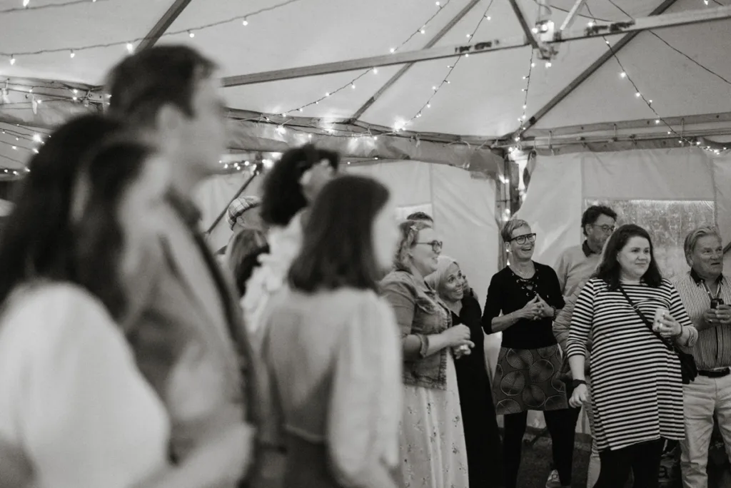 bröllopsfestival personligt bröllop hemma på gården