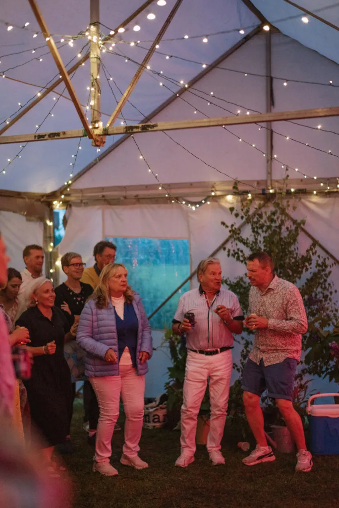 bröllopsfestival personligt bröllop hemma på gården