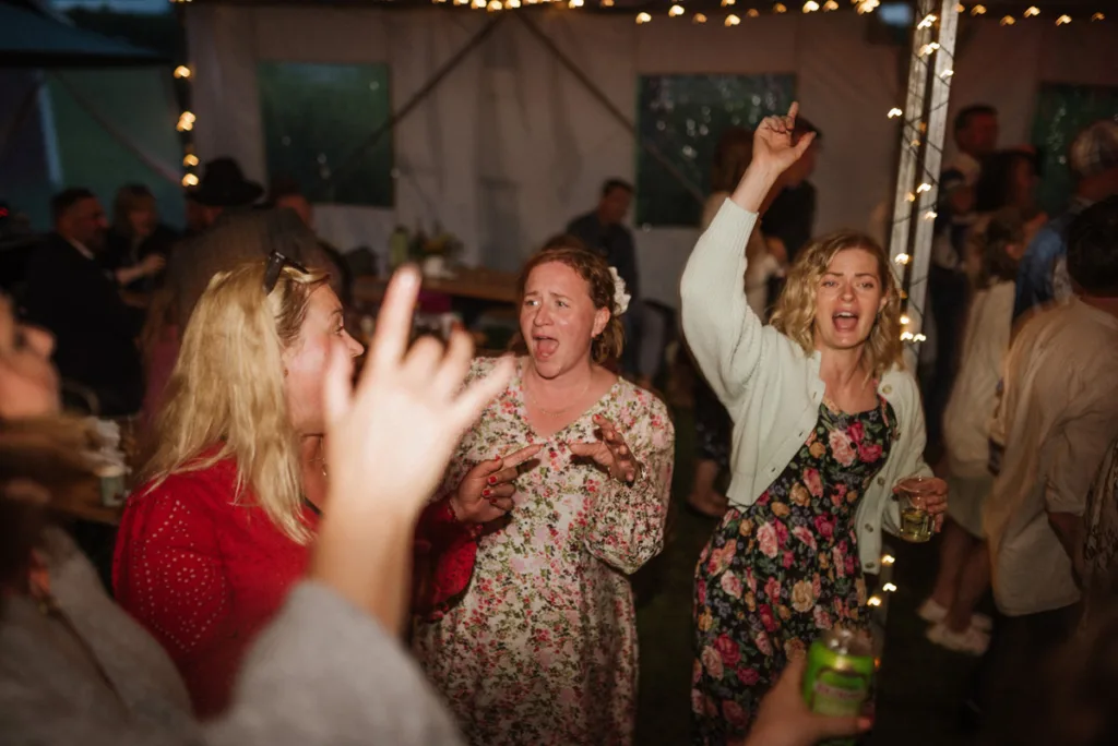 bröllopsfestival personligt bröllop hemma på gården