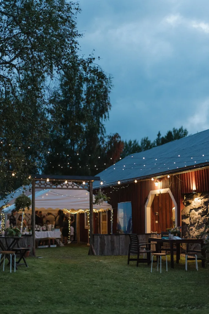 bröllopsfestival personligt bröllop hemma på gården