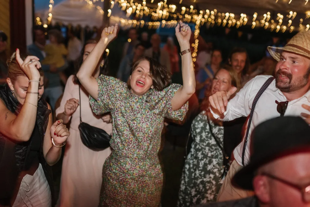 bröllopsfestival personligt bröllop hemma på gården