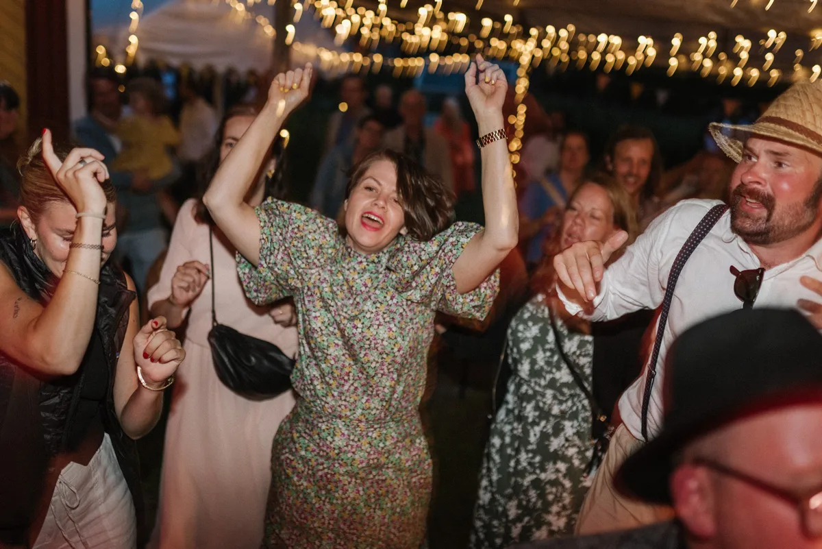 bröllopsfestival personligt bröllop hemma på gården