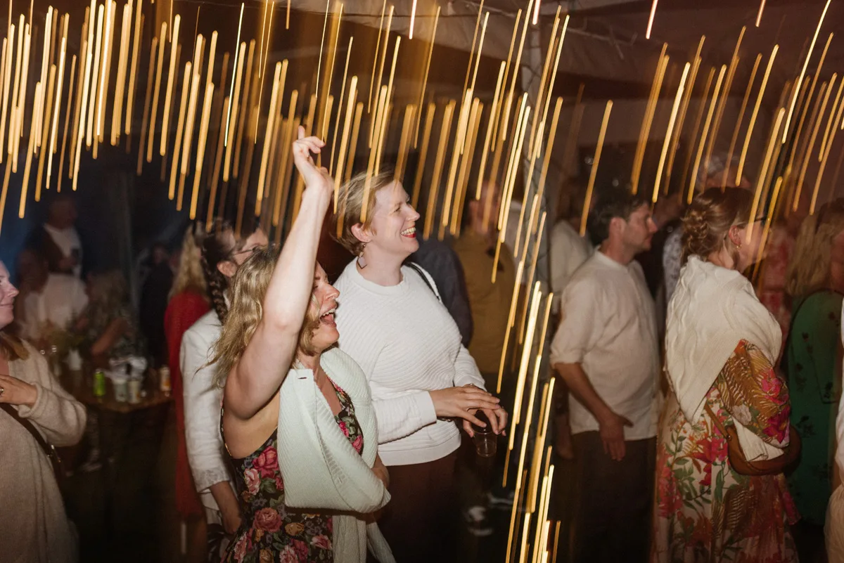 bröllopsfestival personligt bröllop hemma på gården