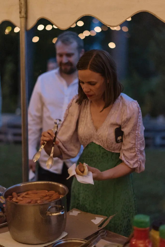 bröllopsfestival personligt bröllop hemma på gården