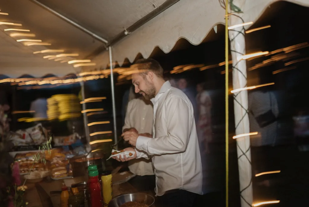 bröllopsfestival personligt bröllop hemma på gården