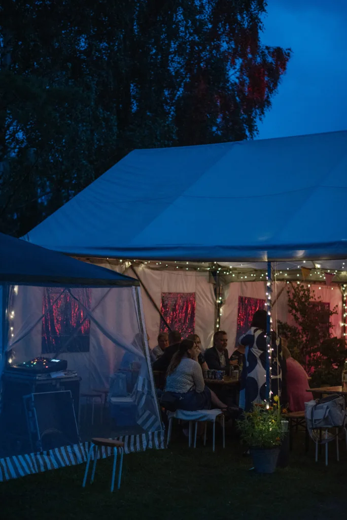 bröllopsfestival personligt bröllop hemma på gården