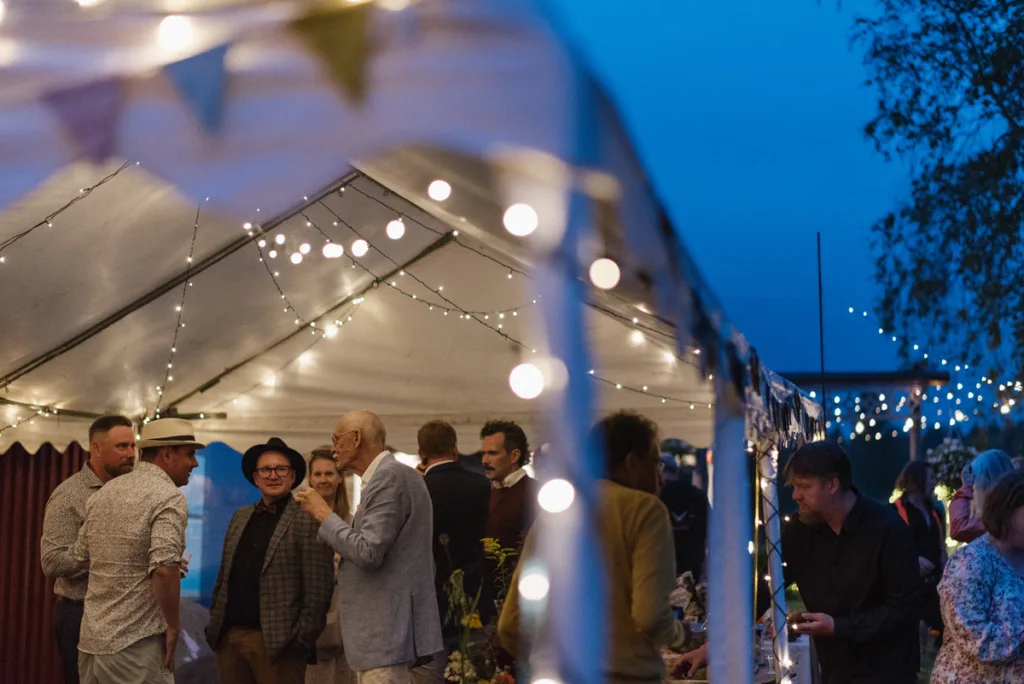bröllopsfestival personligt bröllop hemma på gården