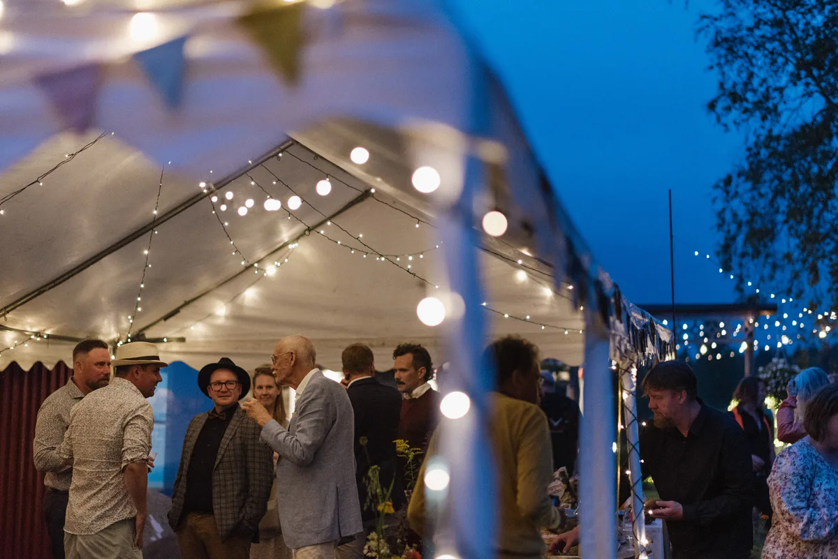 bröllopsfestival personligt bröllop hemma på gården