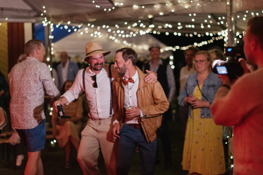 bröllopsfestival personligt bröllop hemma på gården