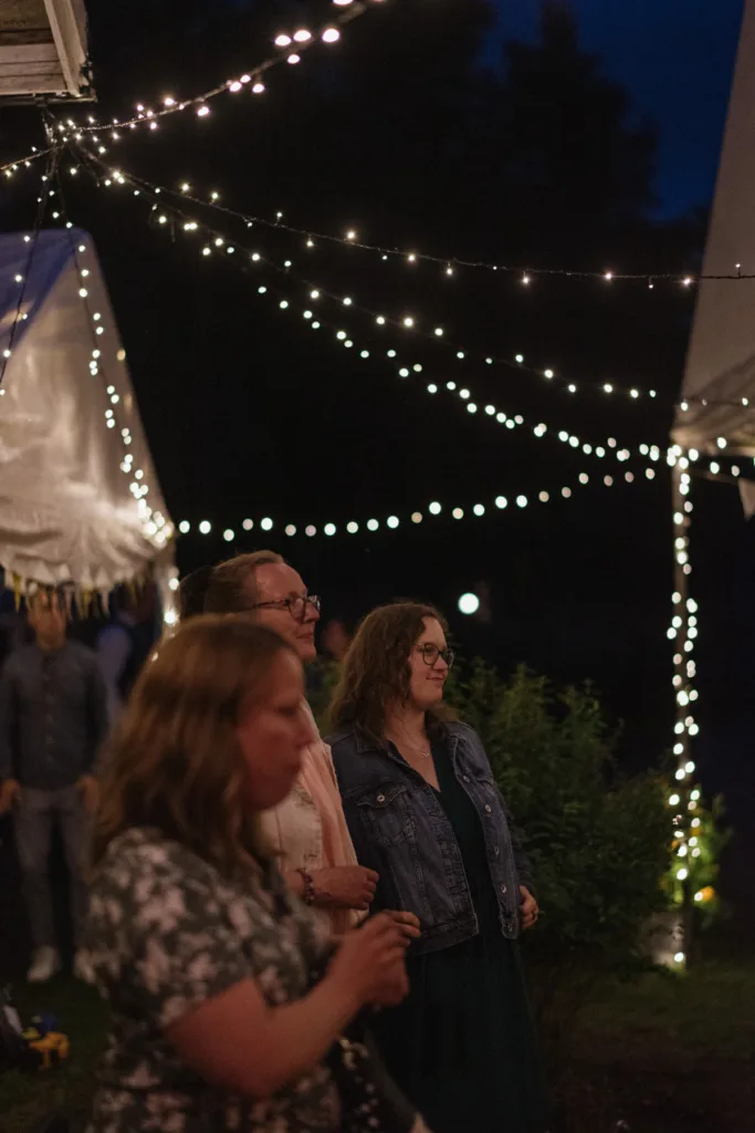 bröllopsfestival personligt bröllop hemma på gården