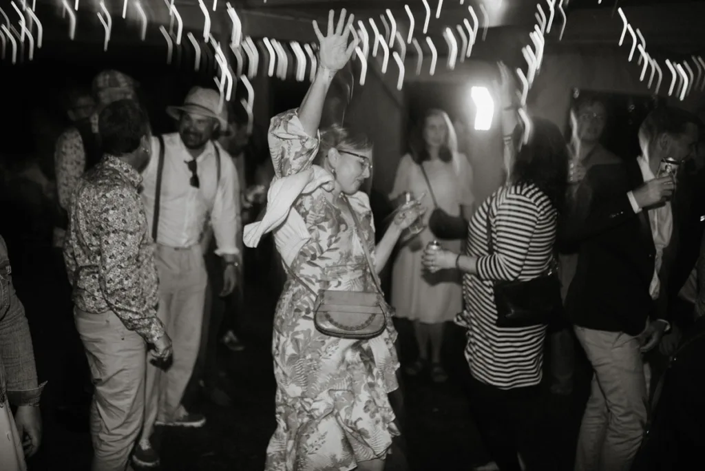 bröllopsfestival personligt bröllop hemma på gården